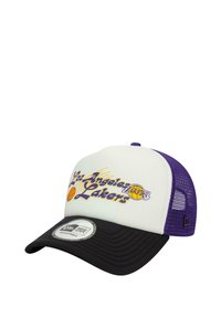 Schwarze und lila Kappe mit einer weißen Frontblende, die das Logo der "Los Angeles Lakers" und eine Basketballgrafik in Lila und Gelb zeigt. Verstellbarer Riemen.