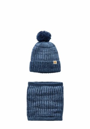 Blaue Strickmütze mit einem Pompon oben und einem passenden dicken gerippten Nackenwärmer. Beide Artikel weisen ein strukturiertes Muster auf.