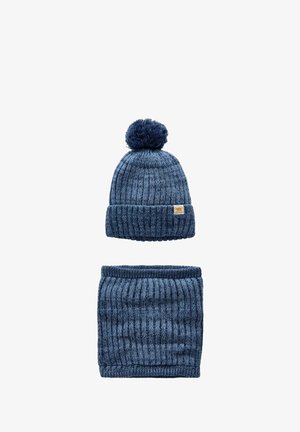 Blå strikket hat med en pom-pom på toppen og en matchende tyk ribben halsedisse. Begge genstande har et struktureret mønster.