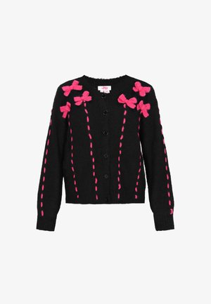 Zwarte cardigan met roze vilten strikken en stikdetails. Heeft een ronde hals en zes zwarte knopen aan de voorkant. Zacht, gestructureerd materiaal.