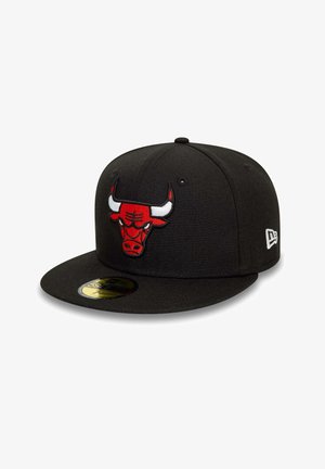 Gorra negra ajustada con visera plana que presenta un logotipo bordado en rojo de los Chicago Bulls en el frente. Tejido texturizado con un diseño estructurado.