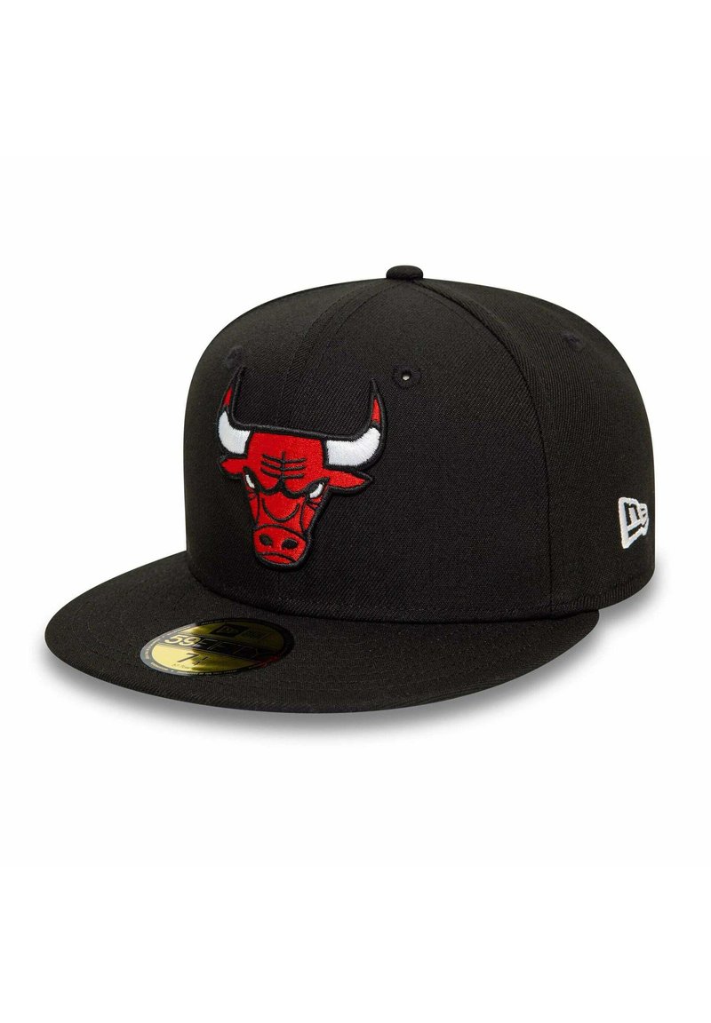 Gorra negra con visera plana y un logotipo bordado en rojo de los Chicago Bulls en la parte frontal. Presenta una tela texturizada y una parte superior curvada.