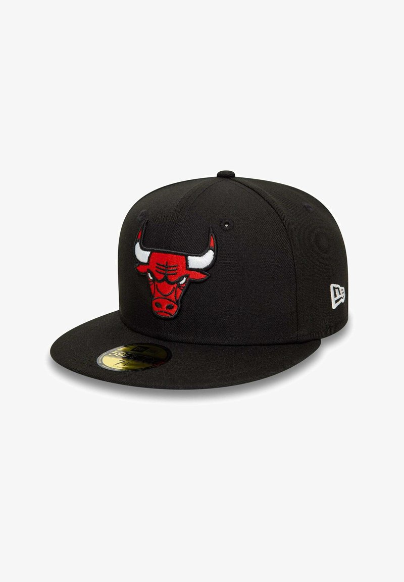 Gorra negra con visera plana y un logotipo bordado en rojo de los Chicago Bulls en la parte frontal. Presenta una tela texturizada y una parte superior curvada.