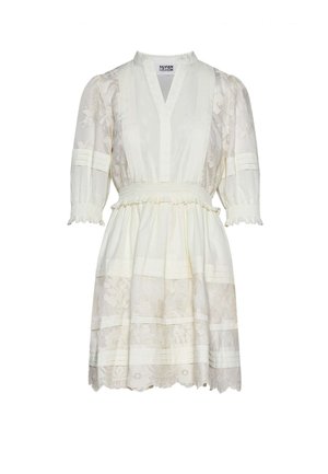 Weißes Spitzenkleid mit transparenten Puffärmeln, V-Ausschnitt, geraffter Taille und gestuftem Rock mit Blumenstickerei und horizontalen Falten.