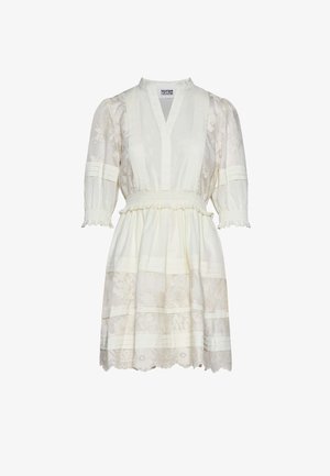 Witte kanten jurk met doorschijnende pofmouwen, V-hals, geplooide taille en een gelaagde rok met bloemrijke borduurwerk en horizontale plooien.