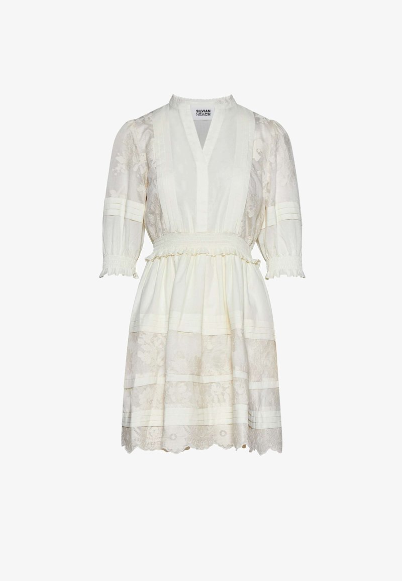 Witte kanten jurk met doorschijnende pofmouwen, V-hals, geplooide taille en een gelaagde rok met bloemrijke borduurwerk en horizontale plooien.