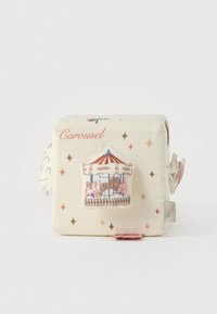 Μαλακό υφασμάτινο κύβο παιχνίδι με σχέδιο καρουζέλ κεντημένο με παστέλ άλογα, διακοσμημένο με μοτίβα από αστέρια σε χρυσό και ροζ.