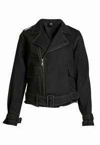 Sort kort jakke med sølvlynlås, bælte i taljen, knappede lommer med klap og matchende manchetter, der har kontrastsyningsdetaljer.