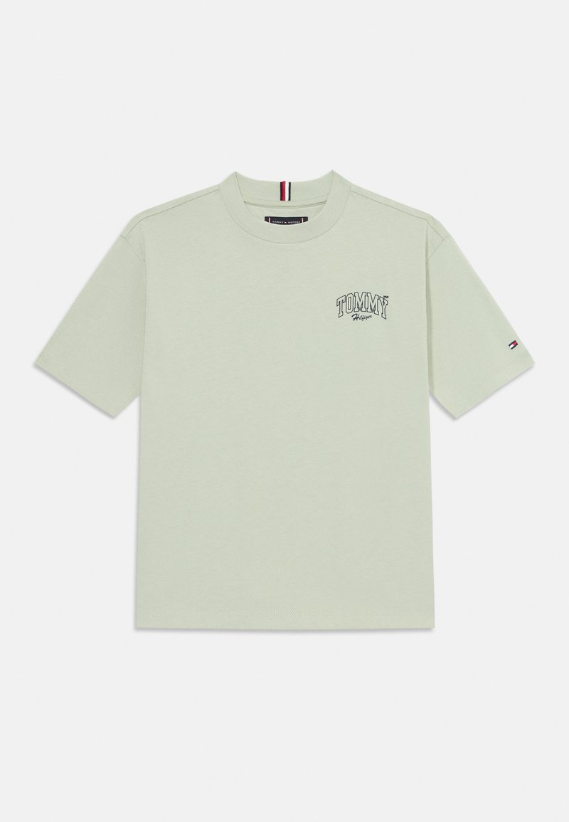 Lichtgroene katoenen t-shirt met korte mouwen, een ronde hals en een subtiele "TOMMY" logo op de linkerborst. Heeft contrasterende stiksels.