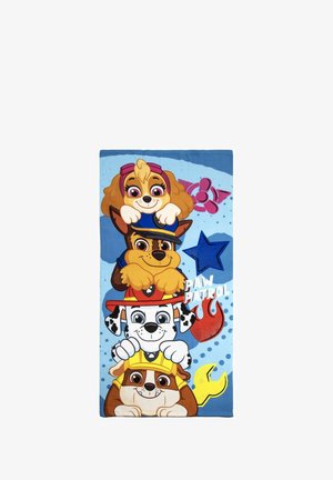 De Paw Patrol strandlaken heeft kleurrijke cartoonhonden die op een blauwe achtergrond zijn gestapeld. Opvallende elementen zijn sterren, vlammen en gereedschap.