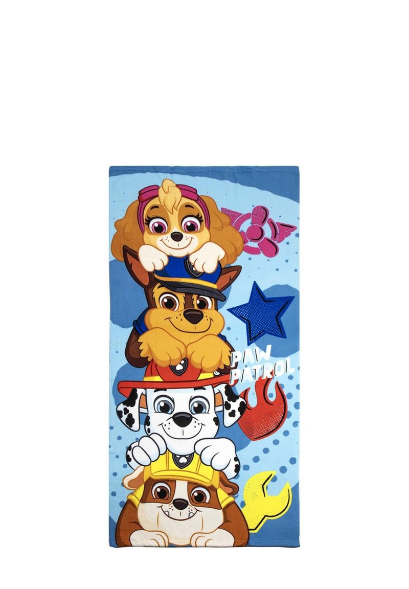 La serviette de plage Paw Patrol présente des chiens de dessin animé colorés empilés sur un fond bleu. Parmi les éléments notables, on trouve des étoiles, des flammes et des outils.