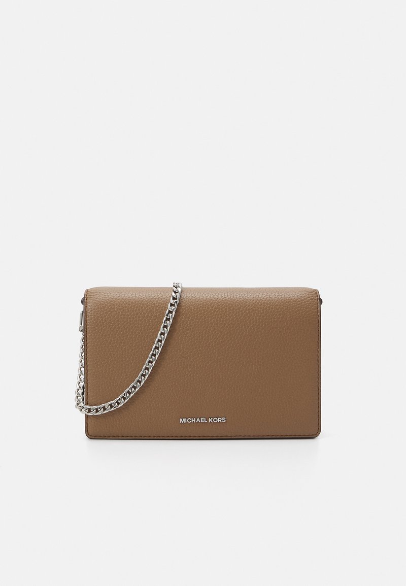 Borsa a pochette in pelle marrone con finitura testurizzata, tracolla in catena argentata e logo "MICHAEL KORS" embossato sul davanti.