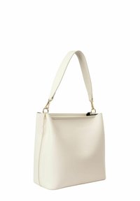 Sac à main en cuir crème avec une silhouette structurée, un fond plat, une fermeture éclair supérieure et une seule bandoulière réglable avec des accents de quincaillerie en or.