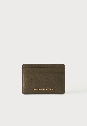 Olivengrøn textured læder kortholder med to korthuller og "MICHAEL KORS" i gyldent bogstaver nederst i midten.