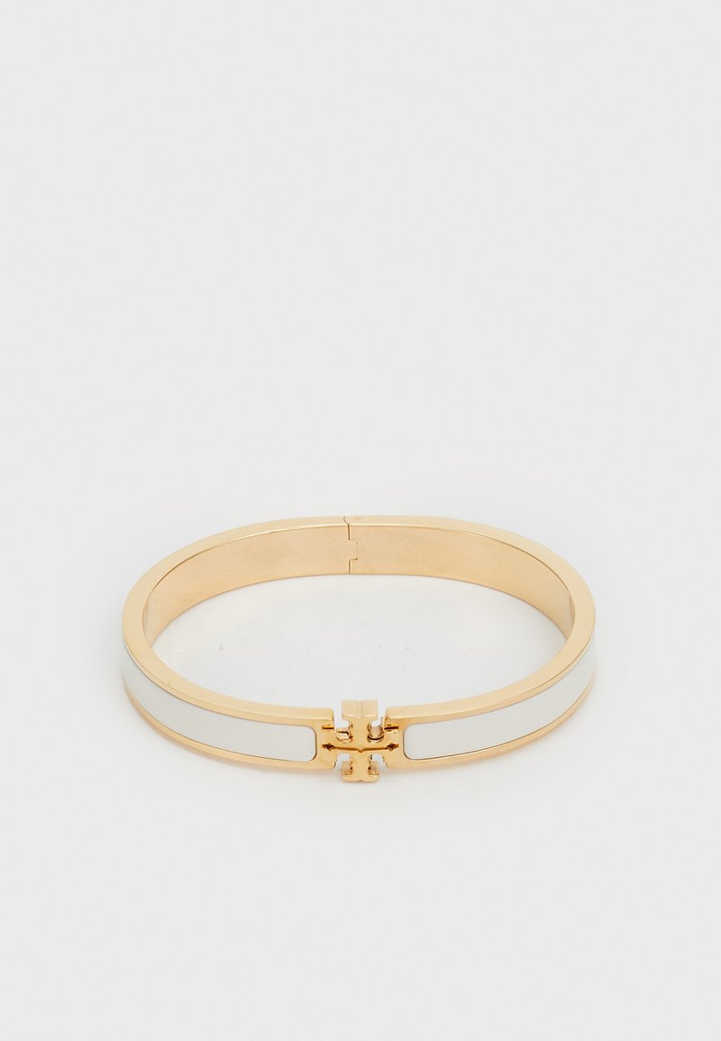 Brățară bangle de culoare aurie cu inefluri din email alb, margini netede și închidere cu capac. Design simplu, rotund, fără embellishments.