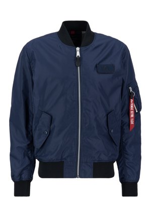 Veste bomber bleu marine avec fermeture éclair à l'avant, poignets et ourlet côtelés, comportant des poches latérales et une étiquette rouge sur la manche. Texture lisse.