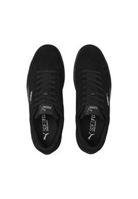 Sneaker in suede nero con lacci, caratterizzate da una finitura testurizzata, collo imbottito e accenti bianchi del logo. Design low-top con morbida imbottitura.