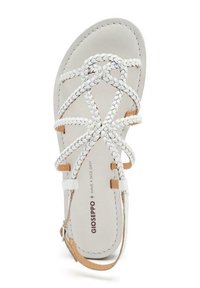 Sandalia de cuero blanca con tiras trenzadas, plantilla acolchada y correa ajustable en el tobillo. Presenta acentos color tostado y un logotipo de la marca en la plantilla.