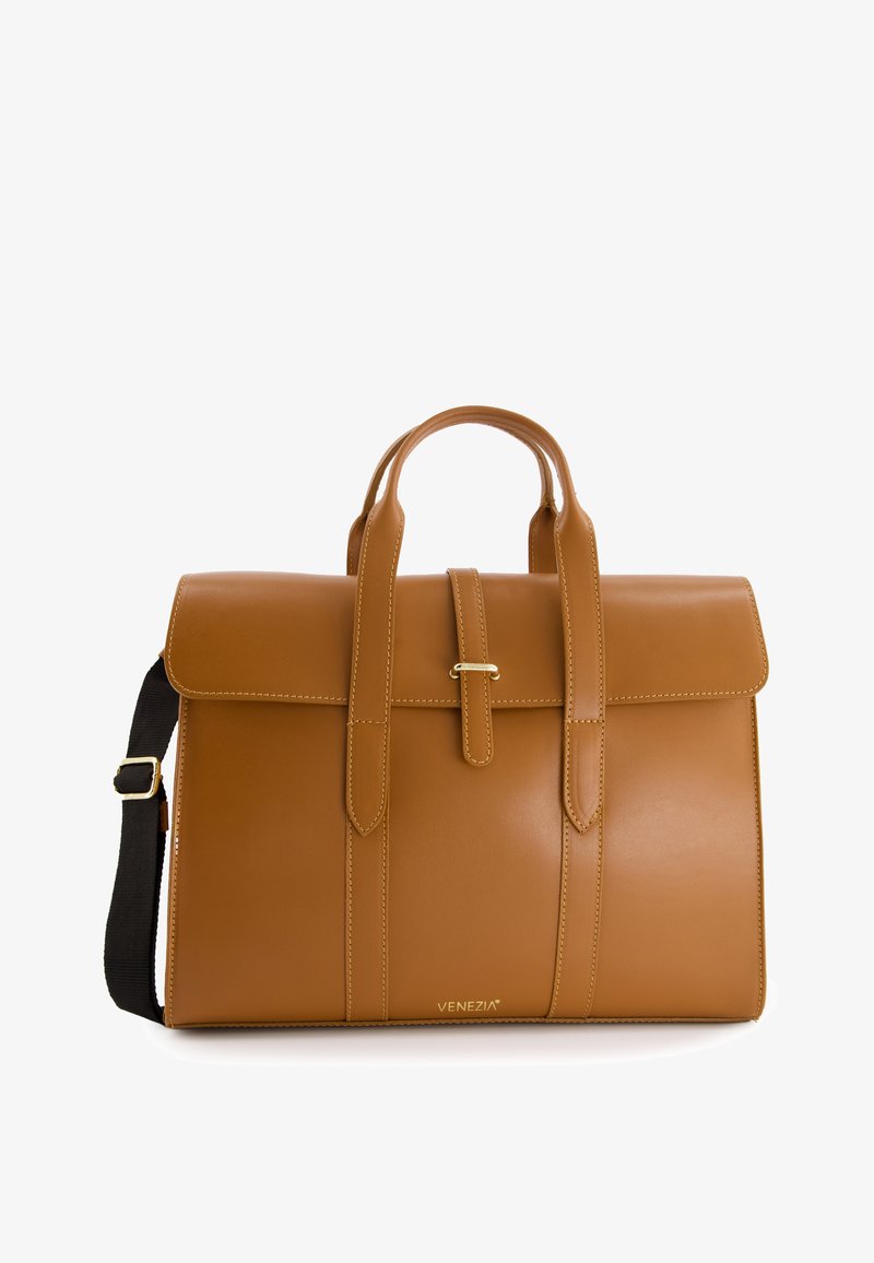 Malette en cuir brun avec un design structuré, dotée de doubles poignées, d'une fermeture à rabat et d'une bandoulière noire réglable. Accents en métal doré.