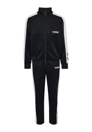 Schwarzer Trainingsanzug aus strukturiertem Material, bestehend aus einer Jacke mit Reißverschluss und weißen Seitenstreifen sowie passenden Hosen. Markenlogo auf der Brust und dem Bein.
