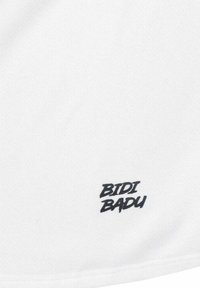Witte stof T-shirt met een zwart logo dat "BIDI BADU" in een vet, schuine lettertype bij de onderste linkerkant leest.