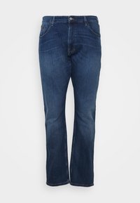 Jeans rectos de mezclilla ligera en azul oscuro. Cuentan con cierre de botón, cinco bolsillos y un sutil desgaste cerca de las rodillas.