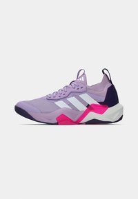 Chaussure de sport violette en matériaux synthétiques et en maille. Présente des rayures blanches, des accents rose et noir, une semelle texturée et un bout arrondi.