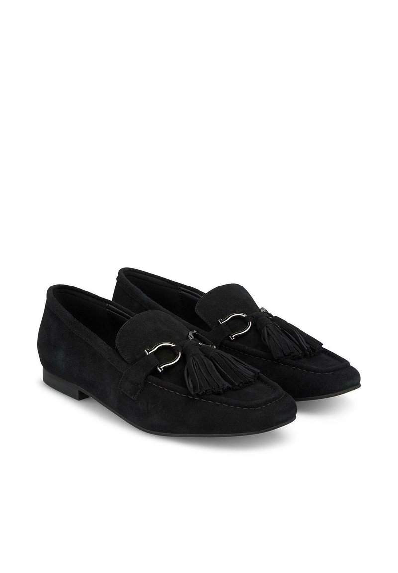 Mocasines de ante negros con suela plana, que cuentan con un borlas decorativa y un acento de metal en la parte superior. Textura suave, diseño clásico.