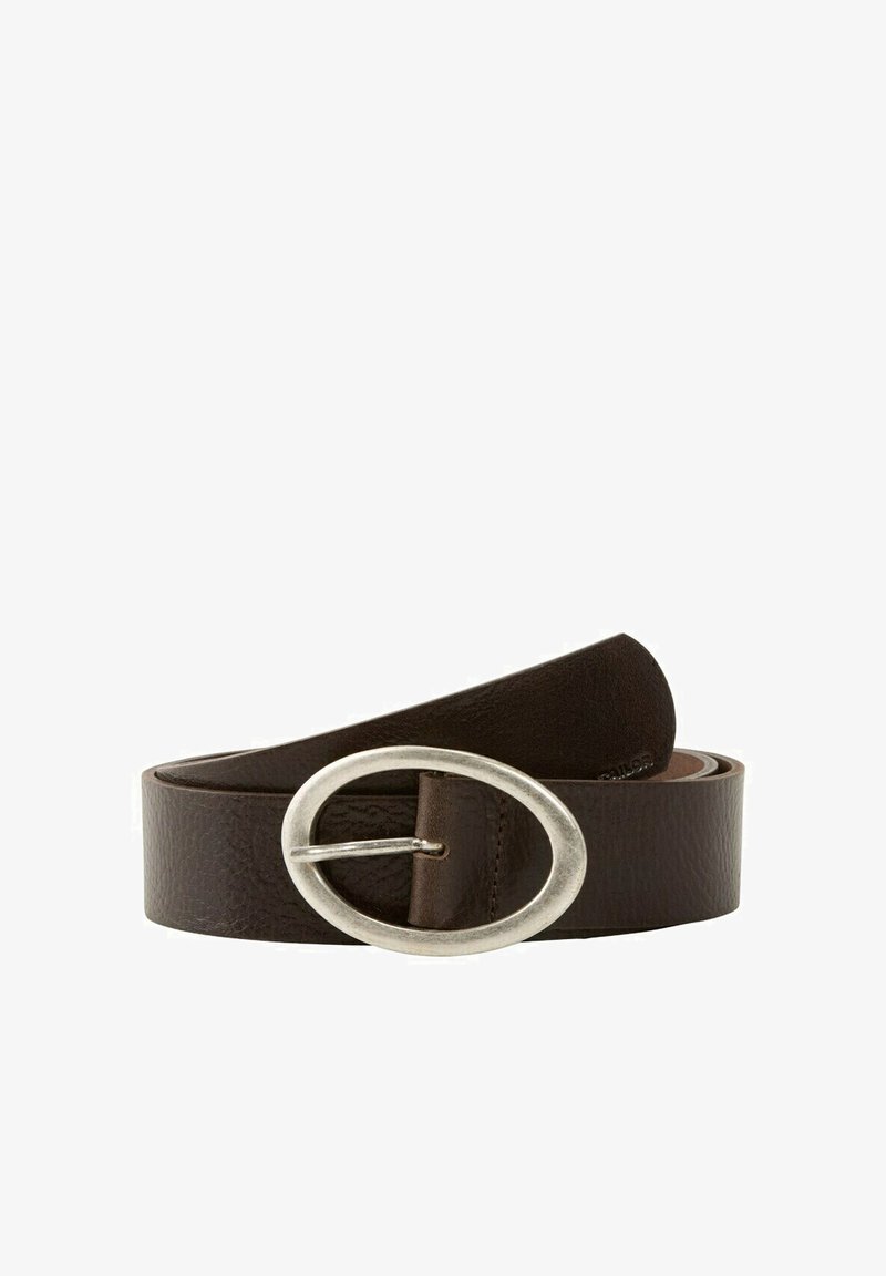 Cintura in pelle marrone con una texture liscia e una grande fibbia ovale in argento. Il design è semplice con una finitura pulita.