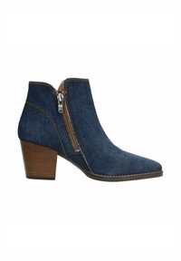 Denim enkellaars met een spitse neus, zijrits en een bruine houten blokhak. De stiksels contrasteren met de donkerblauwe stof.