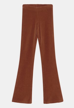 Bruine ribfluwelen broek met uitlopende pijpen, voorzien van een verticale ribstructuur en een elastische tailleband, met een gladde afwerking aan de randen.