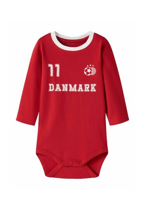 Czerwony niemowlęcy body z długim rękawem i białym kołnierzykiem, z numerem 11, piłką nożną i napisem "DANMARK" na przodzie.