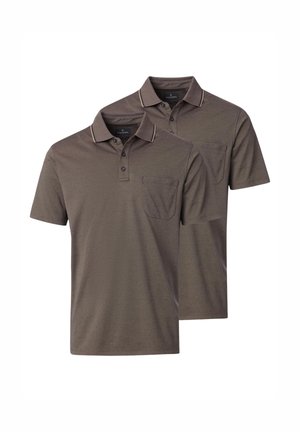 Twee bruine korte mouw polo's met knoopsluitingen aan de kraag en borstzakken, op een witte achtergrond overlappend weergegeven.