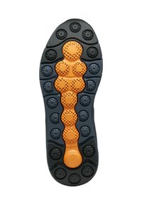 Suela de zapatilla negra y naranja con puntos de tracción redondeados y acentos texturizados; presenta patrones circulares elevados y orificios de drenaje.