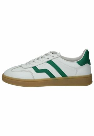 Sneakers bianchi con dettagli e strisce verdi. Realizzati in pelle liscia con suola in gomma testurizzata. Chiusura con lacci e colletto imbottito.