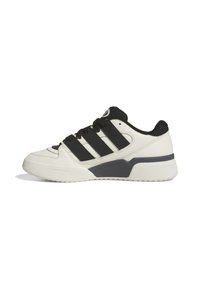 Scarpa sportiva bianca con strisce nere, design con lacci, suola in gomma, colletto imbottito e pannello accentuato grigio sul lato. Texture liscia in pelle e rete.