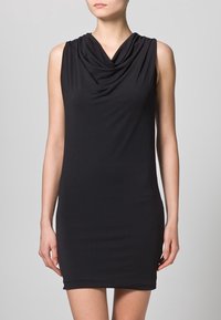 Czarna sukienka bez rękawów z drapowanym dekoltem, dopasowanym kształtem i gładkim materiałem. Minimalistyczny design, bez ozdób i wzorów.