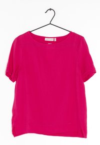 Krátký rukáv top v jasně růžové barvě. Vyrobeno z lehkého materiálu s kulatým výstřihem, bočními rozparky a ohrnutými manžetami.