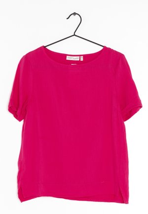 Korte mouwen top in felroze. Gemaakt van lichtgewicht materiaal met een ronde halslijn, zijsplitsingen en opgerolde mouw cuffs.