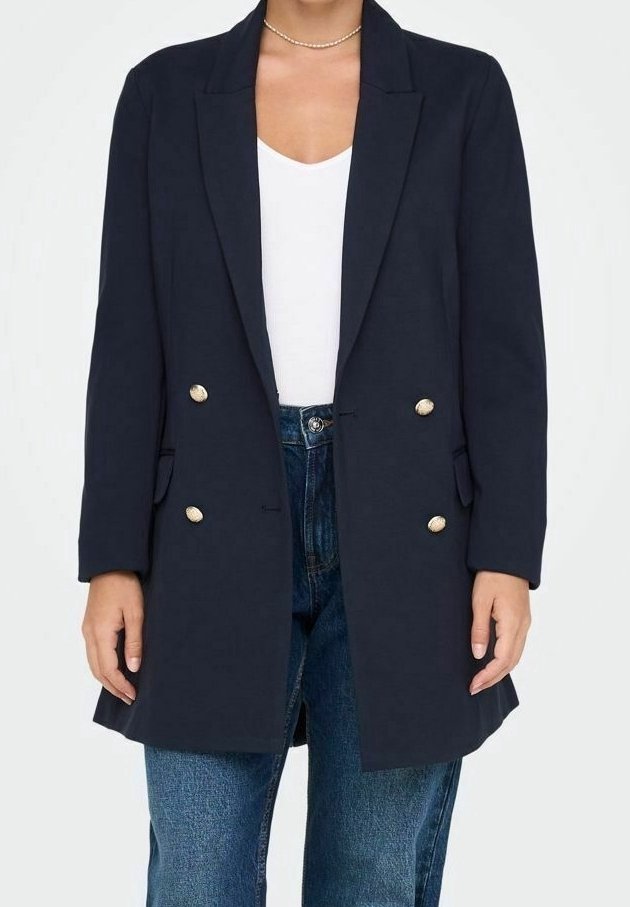 Granatowy podwójnie zapięty blazer z gładkiego materiału, z złotymi guzikami i bocznymi kieszeniami, w zestawieniu z białą bluzką i dżinsami.