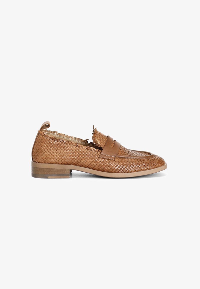 Mocasini din piele împletită maro, cu toc plat, vârf rotunjit și accente decorative din piele pe partea superioară. Suprafață texturată cu împletituri deschise.