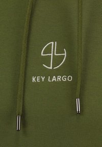 Sudadera color verde oliva con el logo bordado "Key Largo" en blanco y un diseño circular. Presenta extremos de cordón metálicos y una textura de tela suave.