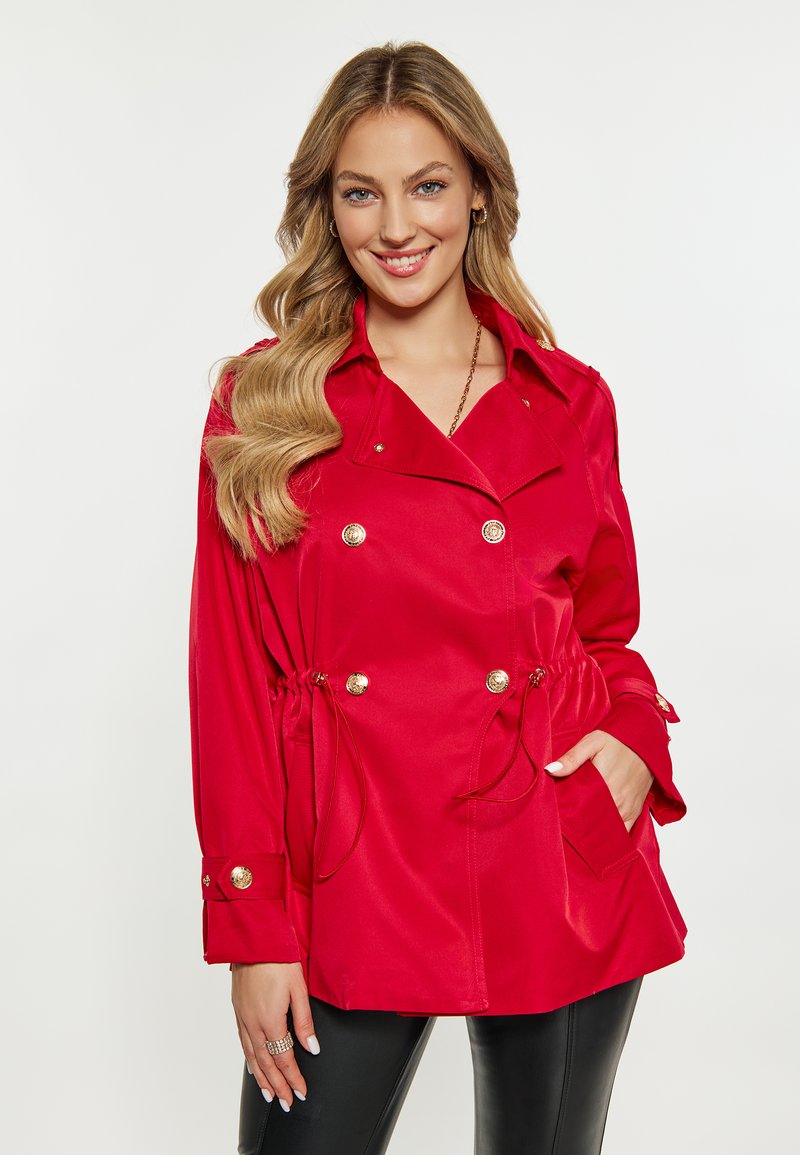 Rode, dubbelzijdige trenchcoat met gouden knopen, drawstring taille en zijzakken. Glad stof, licht getailleerd ontwerp.