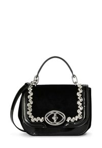 Sort håndtaske med en glansfuld overflade, suédklap, sølvdekor og kædestrop. Dekorativ hardwaredetalje foran.