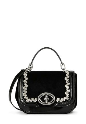 Bolso de mano negro con acabado brillante, tapa de ante, adornos plateados y asa de cadena. Acento decorativo en la parte delantera.