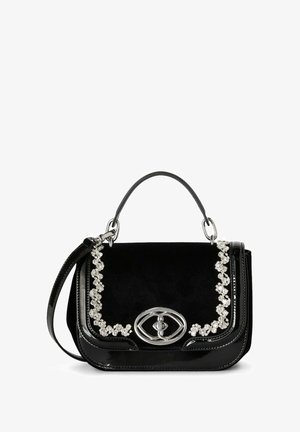 Sac à main noir avec une finition brillante, un rabat en suède, des embellissements en argent et une bandoulière en chaîne. Accent matériel décoratif à l'avant.