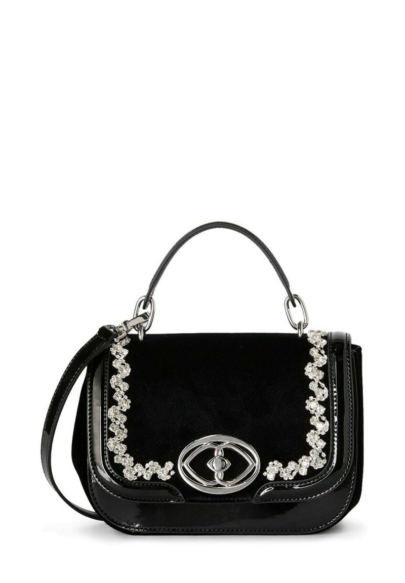 Sort håndtaske med en glansfuld overflade, suédklap, sølvdekor og kædestrop. Dekorativ hardwaredetalje foran.