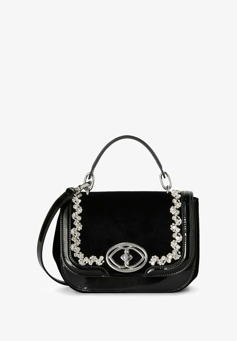 Sort håndtaske med en glansfuld overflade, suédklap, sølvdekor og kædestrop. Dekorativ hardwaredetalje foran.