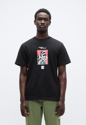 EXPLORER RELAXED SHORT SLEEVE TEE GRAPHIC - Trükipildiga T-särk - black