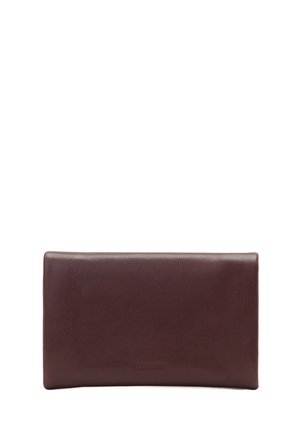 Portafoglio in pelle marrone con una texture liscia, forma rettangolare e design semplice. Presenta un logo goffrato discreto sulla parte anteriore.